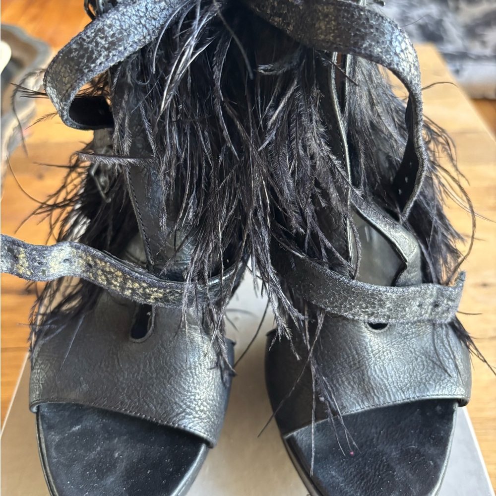 Chic Black Feathered LD Tuttle Women's Heels